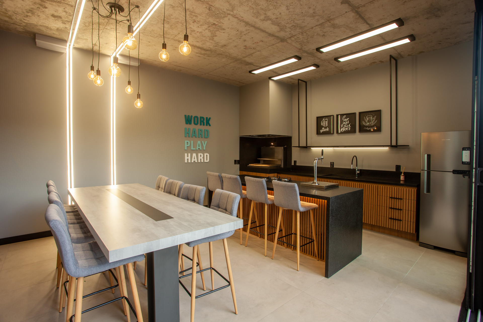 Apartamento 2 quartos sendo 1 suíte para venda no bairro Panazzolo em Caxias do Sul