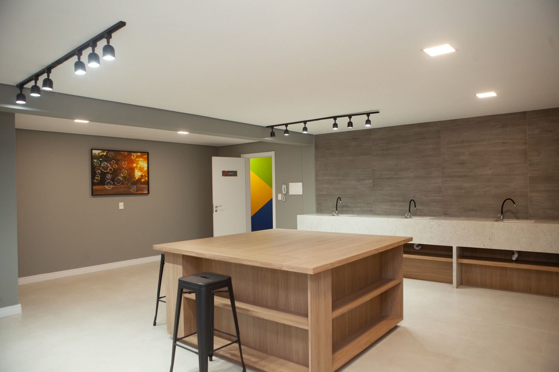 Apartamento 2 quartos sendo 1 suíte para venda no bairro Panazzolo em Caxias do Sul