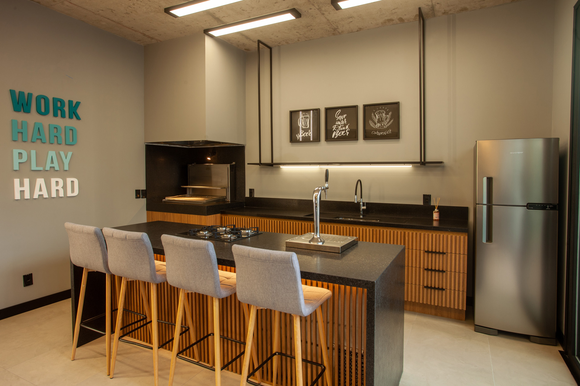 Apartamento 2 quartos sendo 1 suíte para venda no bairro Panazzolo em Caxias do Sul