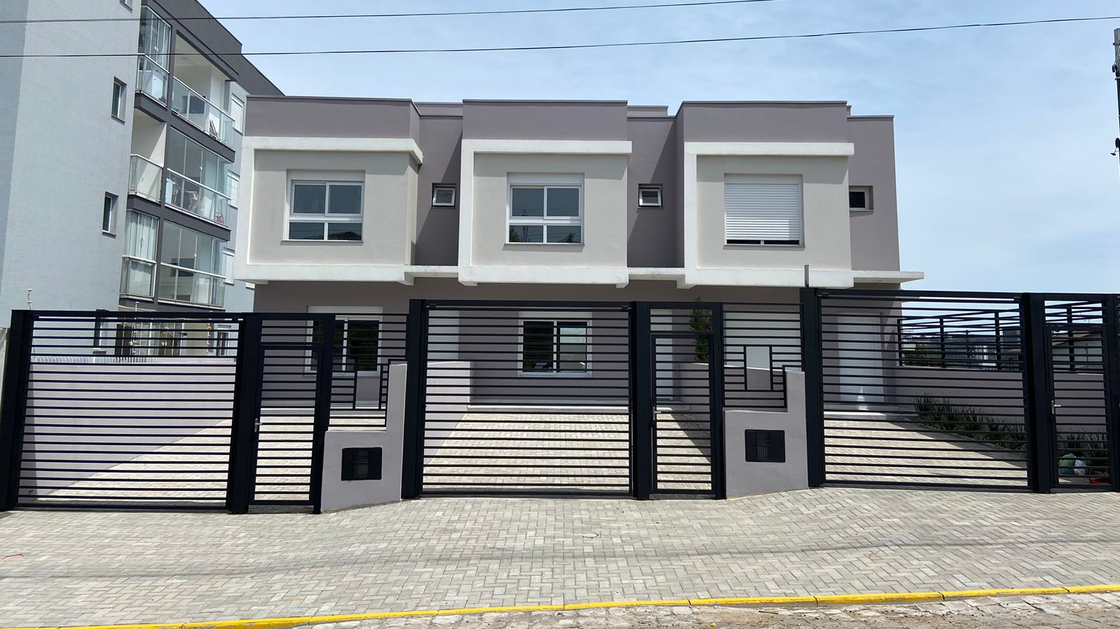 Sobrado Duplex 3 quartos sendo 1 suíte para venda no bairro São Luiz em Caxias do Sul