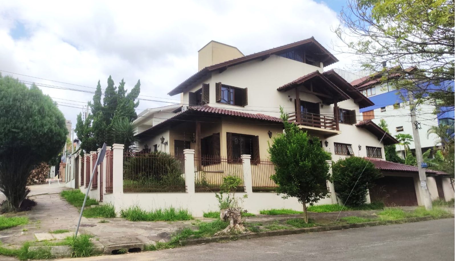 Sobrado Triplex 5 quartos sendo 2 suítes para venda no bairro Jardim Itu-Sabará em Porto Alegre