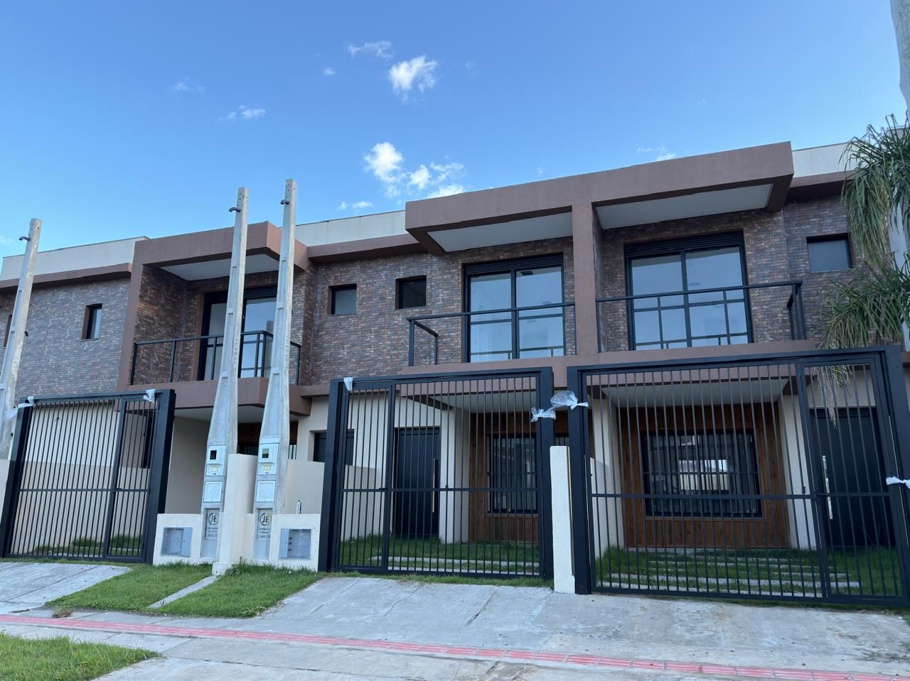 Sobrado Duplex 2 quartos sendo 2 suítes para venda no bairro Morada Das Palmeiras em Torres