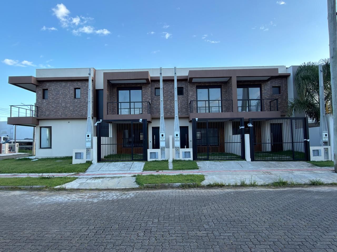 Sobrado Duplex 2 quartos sendo 2 suítes para venda no bairro Morada Das Palmeiras em Torres