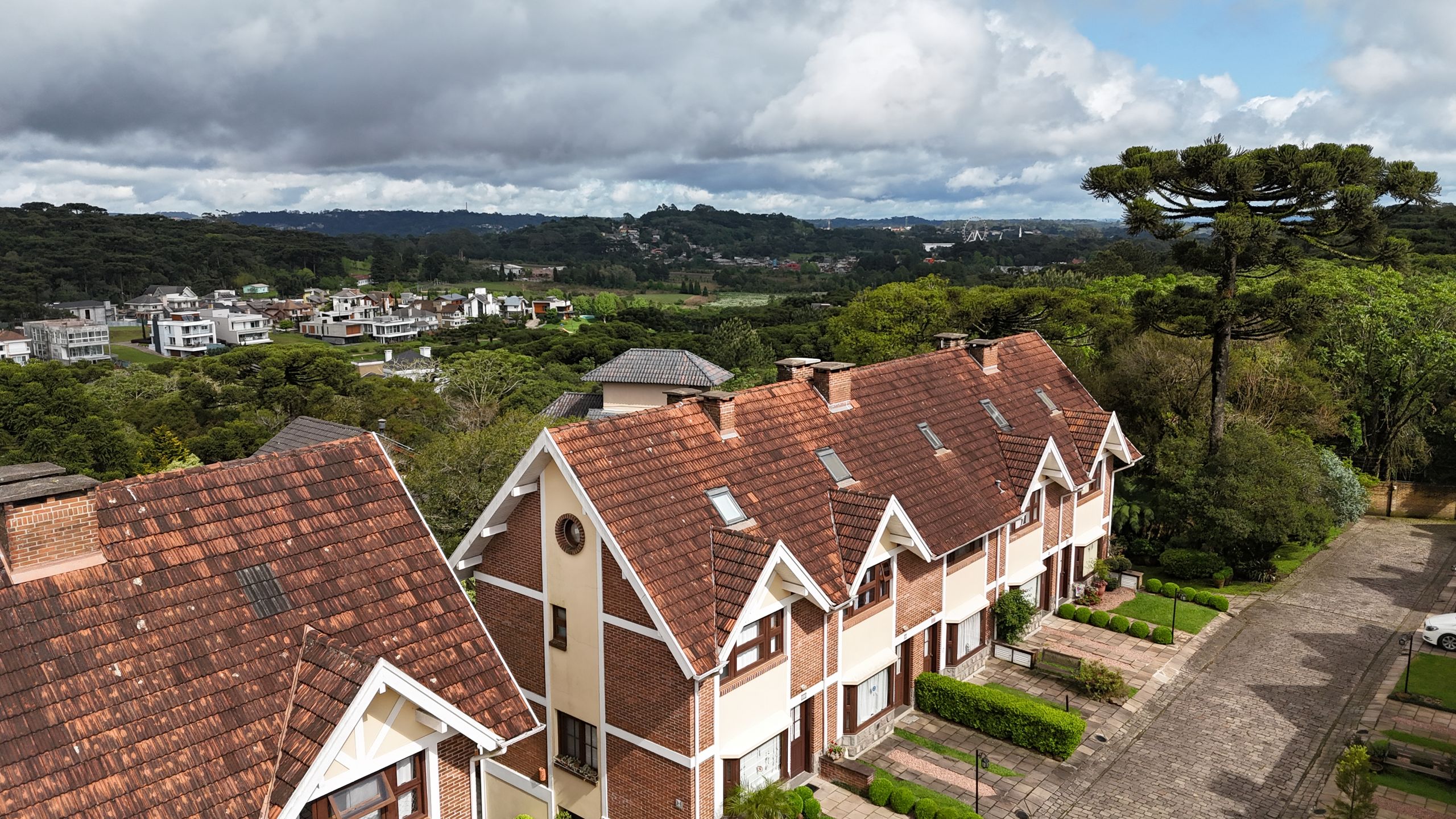 Casa à venda com 3 quartos, 162m² - Foto 1