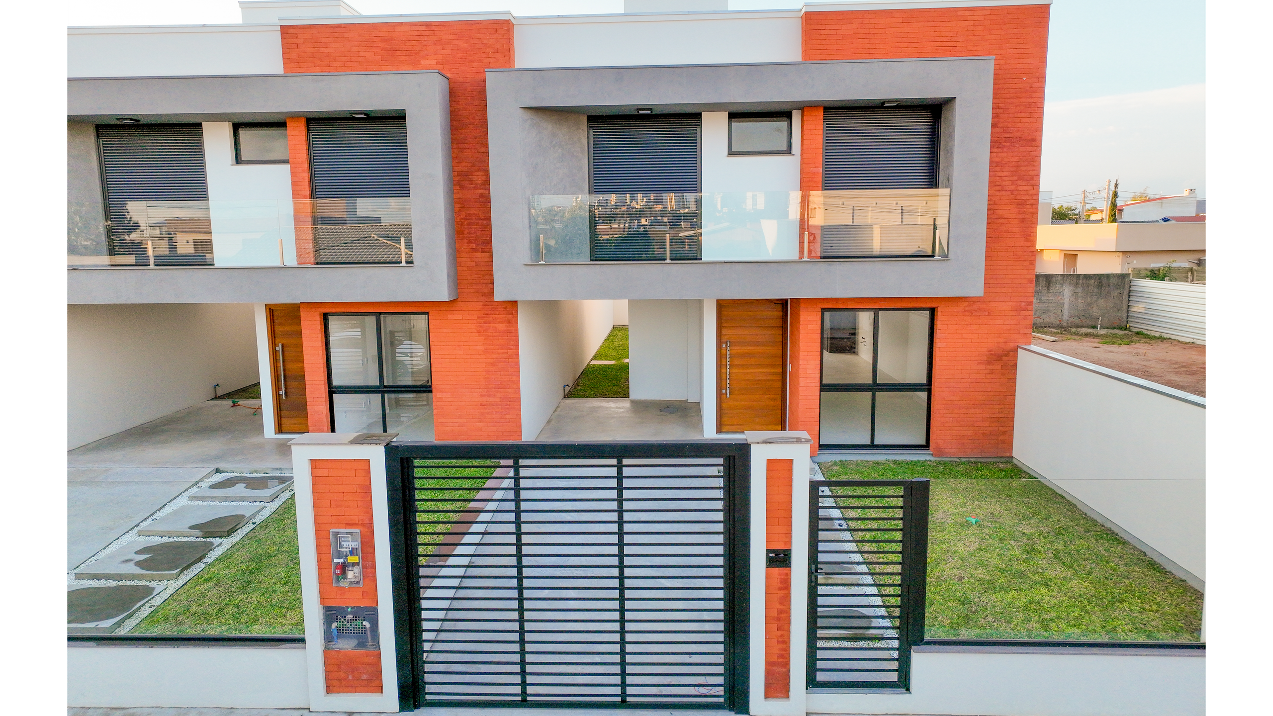 Sobrado Duplex 3 quartos sendo 2 suítes para venda no bairro Centro em Passo de Torres