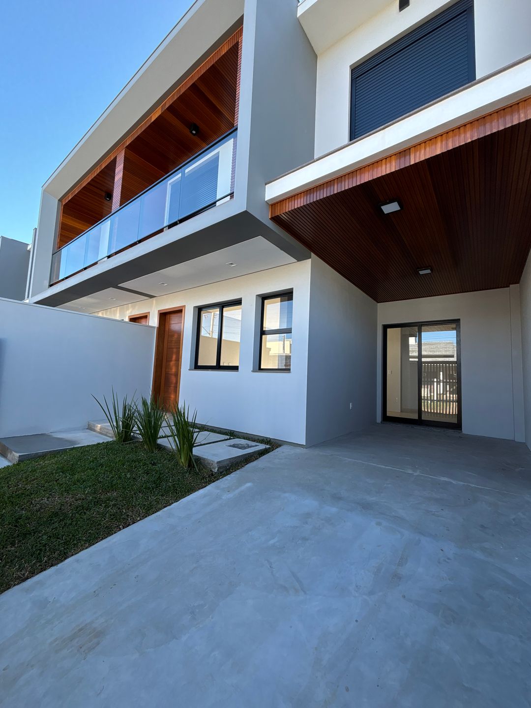 Sobrado Duplex 2 quartos sendo 2 suítes para venda no bairro Igra Sul em Torres