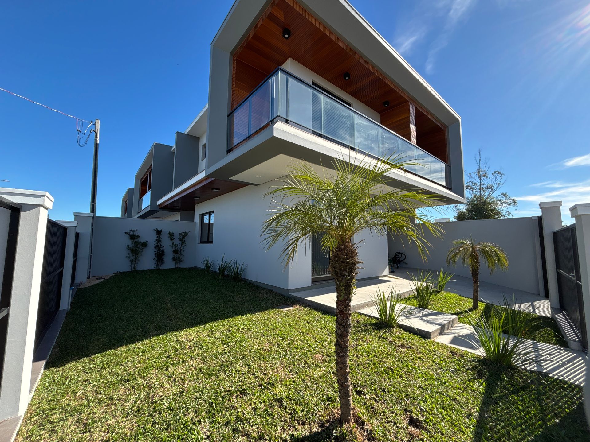 Sobrado Duplex 2 quartos sendo 2 suítes para venda no bairro Igra Sul em Torres