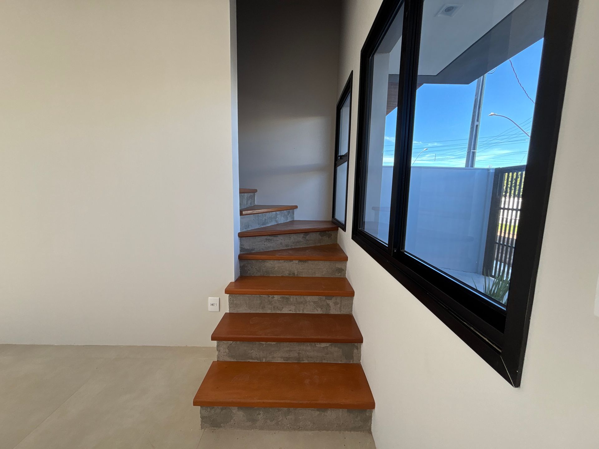 Sobrado Duplex 2 quartos sendo 2 suítes para venda no bairro Igra Sul em Torres