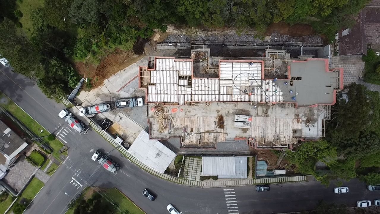 Apartamento Duplex sendo 2 suítes para venda no bairro Planalto em Gramado