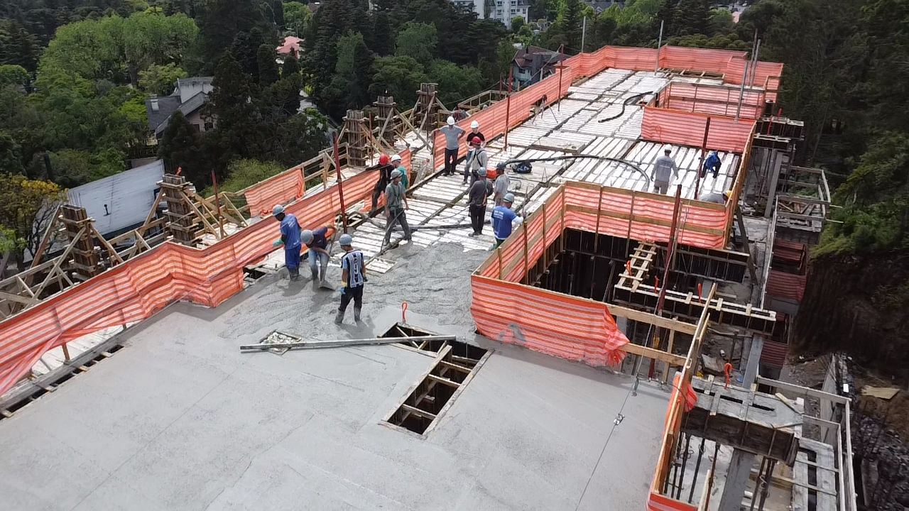 Apartamento Duplex sendo 2 suítes para venda no bairro Planalto em Gramado