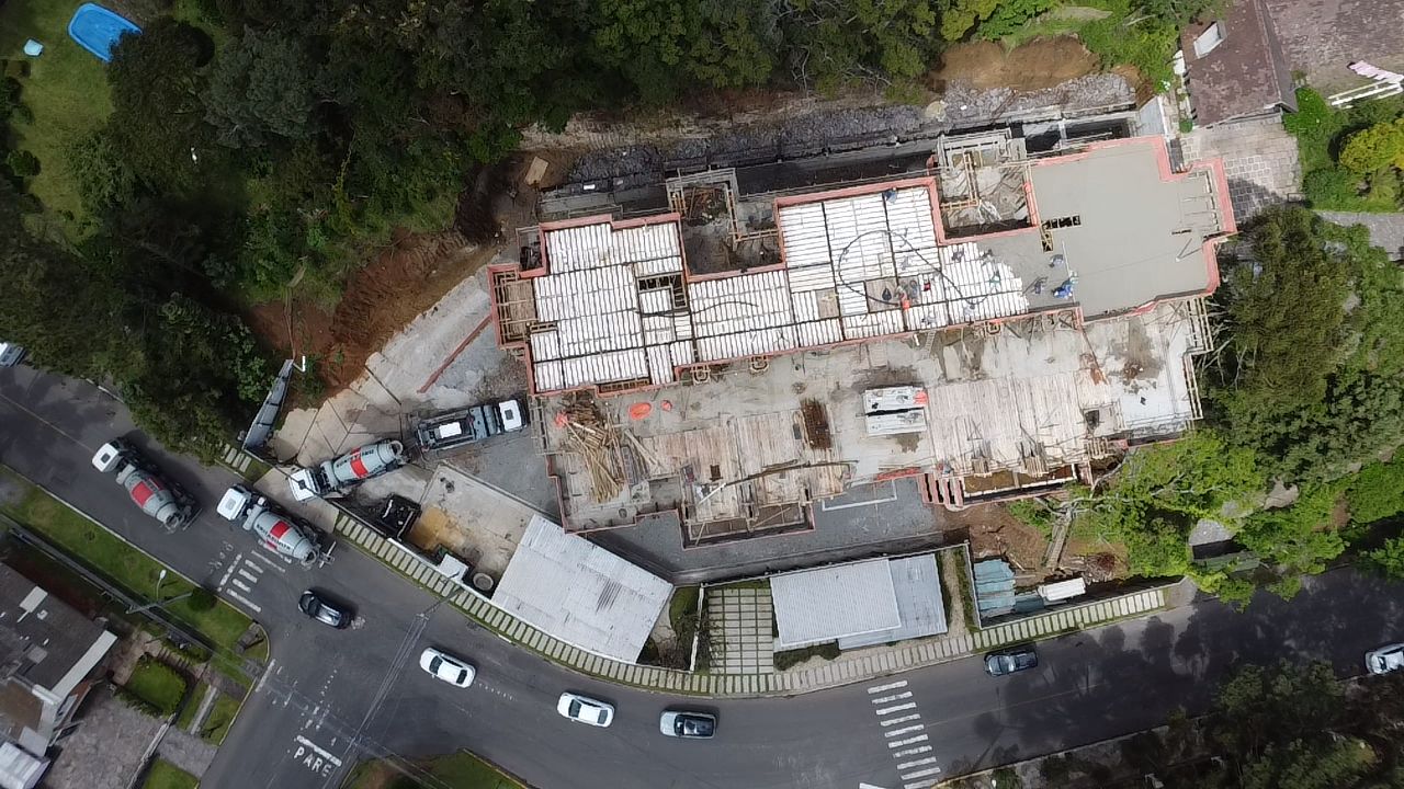 Apartamento Duplex sendo 2 suítes para venda no bairro Planalto em Gramado