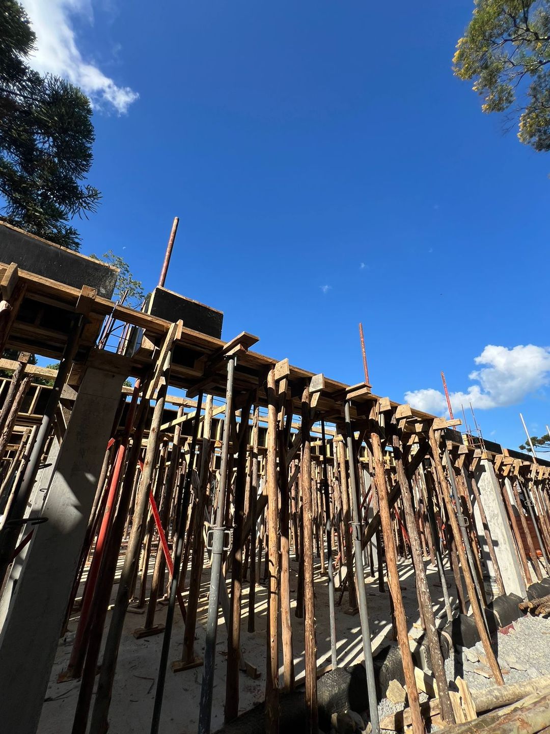 Apartamento Duplex sendo 2 suítes para venda no bairro Planalto em Gramado