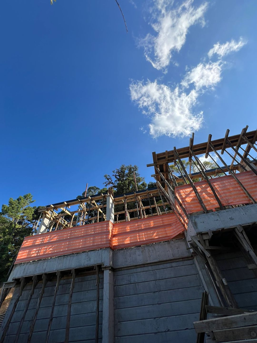 Apartamento Duplex sendo 2 suítes para venda no bairro Planalto em Gramado