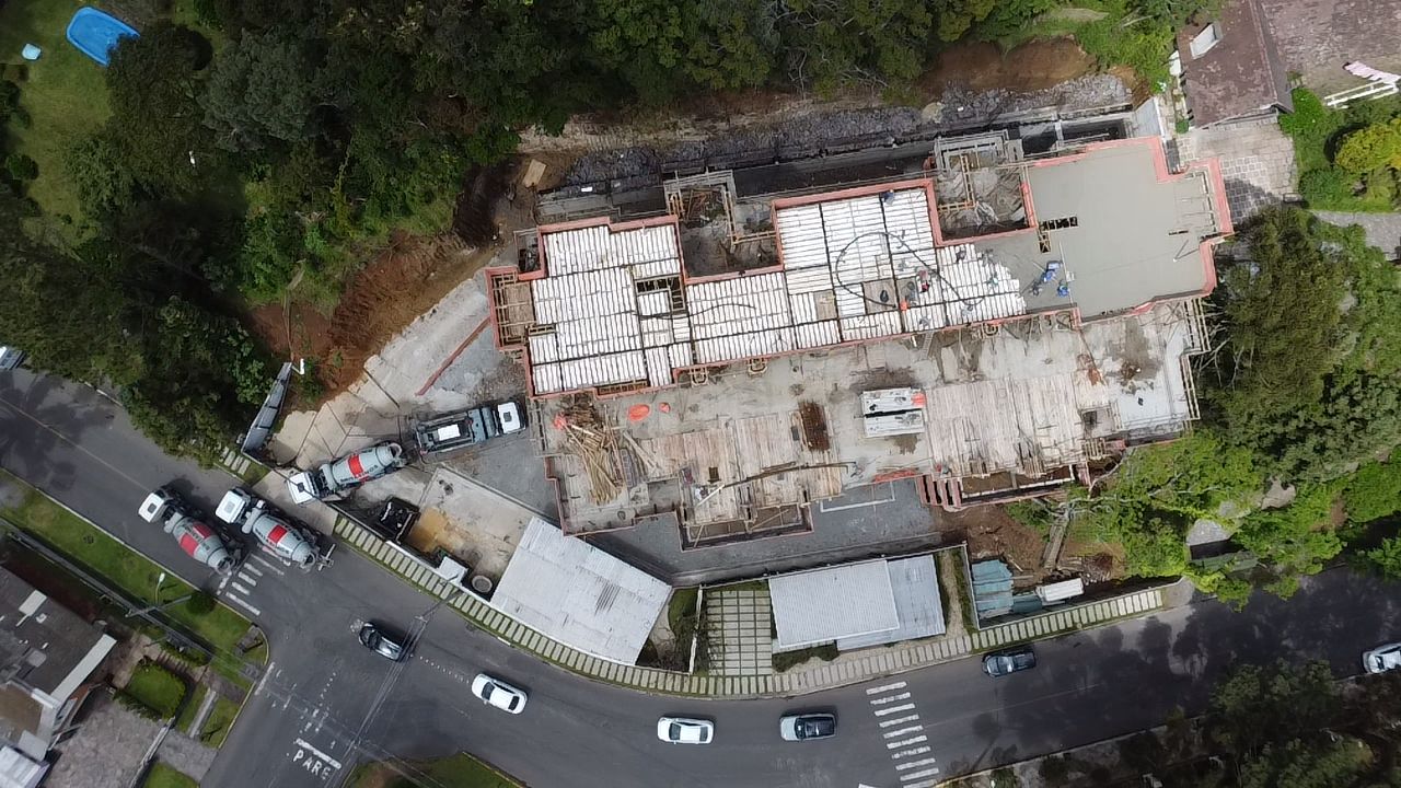 Apartamento Duplex sendo 2 suítes para venda no bairro Planalto em Gramado