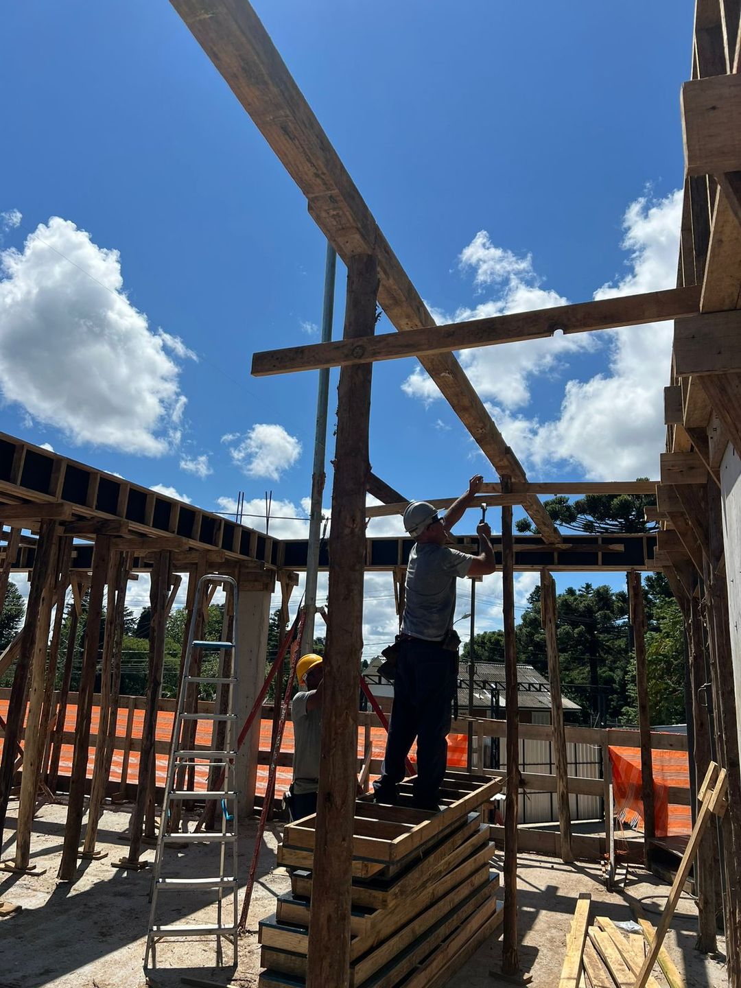 Apartamento Duplex sendo 2 suítes para venda no bairro Planalto em Gramado