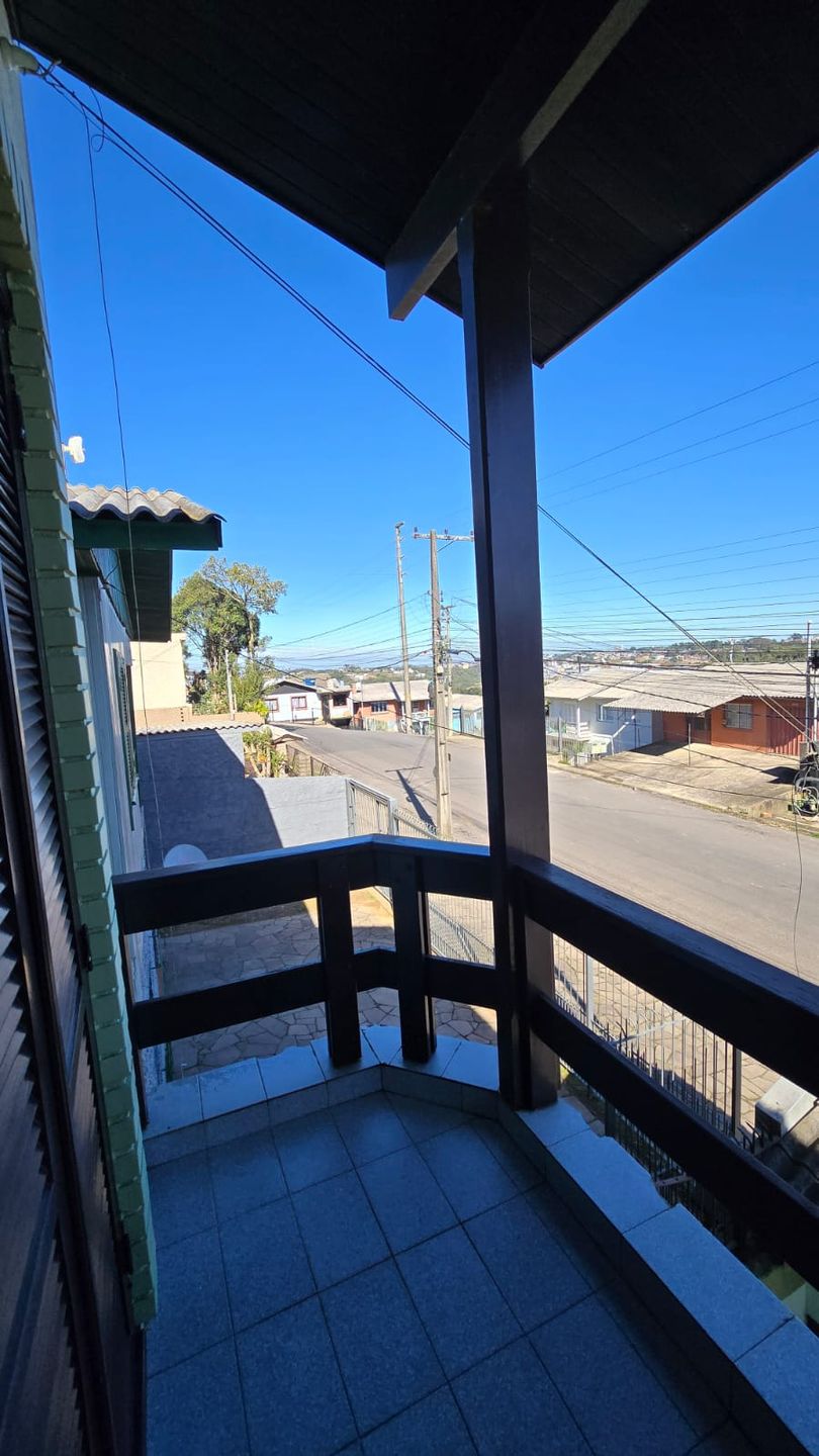 Sobrado Duplex 3 quartos sendo 1 suíte para venda no bairro Jardim das Hortências em Caxias do Sul