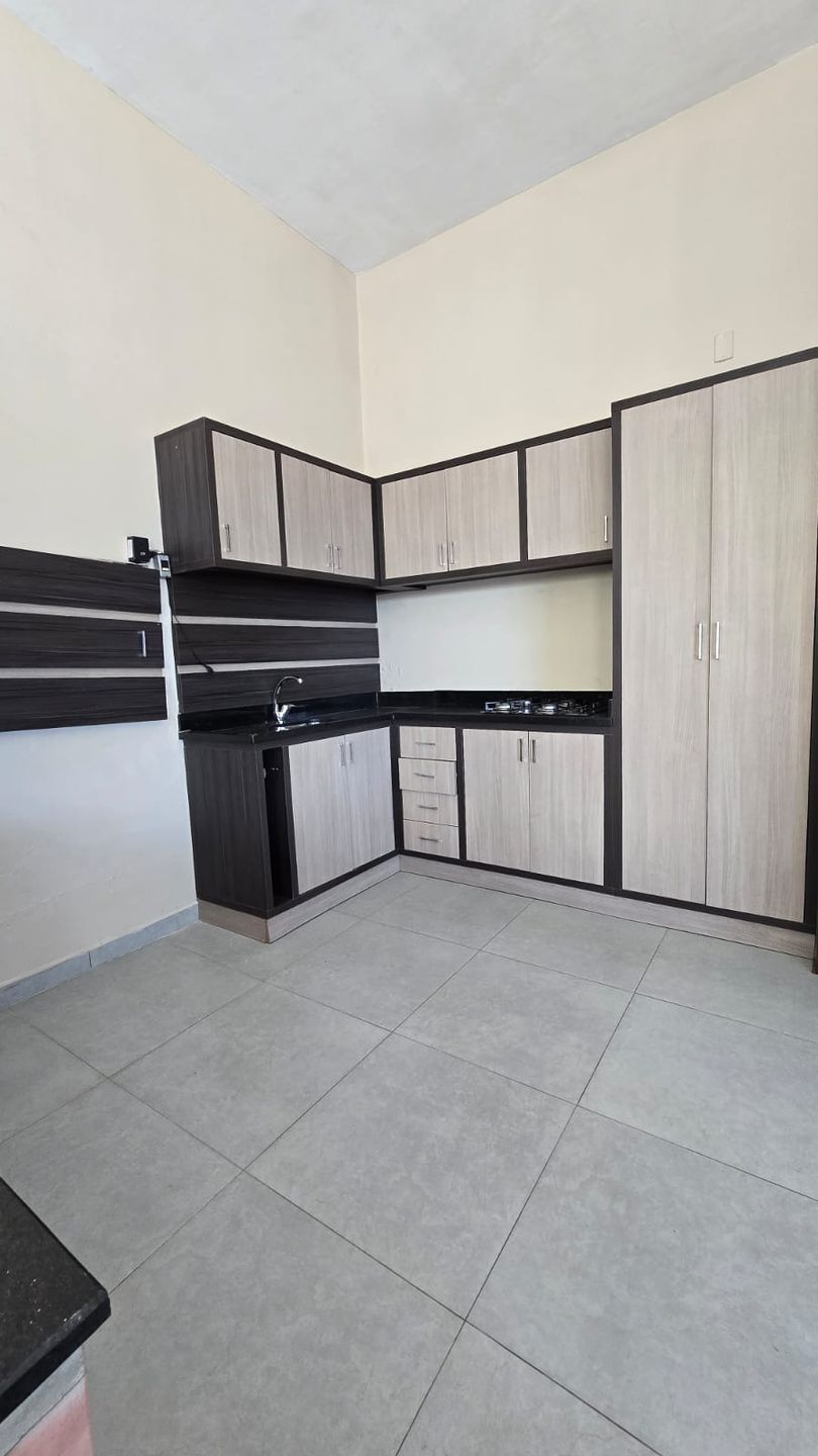 Sobrado Duplex 3 quartos sendo 1 suíte para venda no bairro Jardim das Hortências em Caxias do Sul