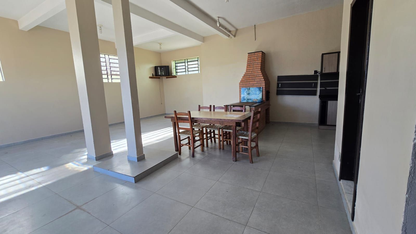 Sobrado Duplex 3 quartos sendo 1 suíte para venda no bairro Jardim das Hortências em Caxias do Sul