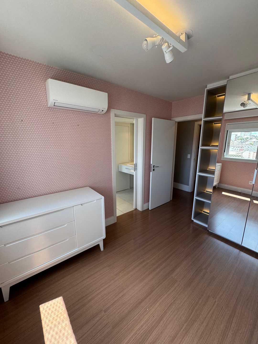 Apartamento 2 quartos sendo 2 suítes para venda no bairro São Leopoldo em Caxias do Sul