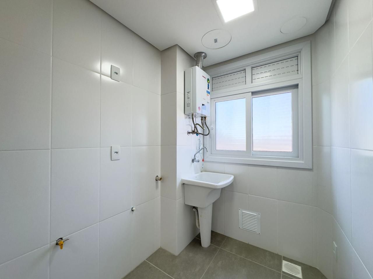 Apartamento 2 quartos sendo 1 suíte para venda no bairro Vila Ipiranga em Porto Alegre