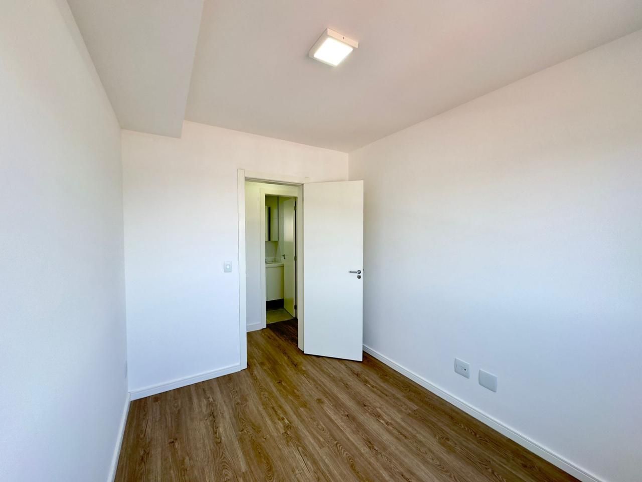 Apartamento 2 quartos sendo 1 suíte para venda no bairro Vila Ipiranga em Porto Alegre