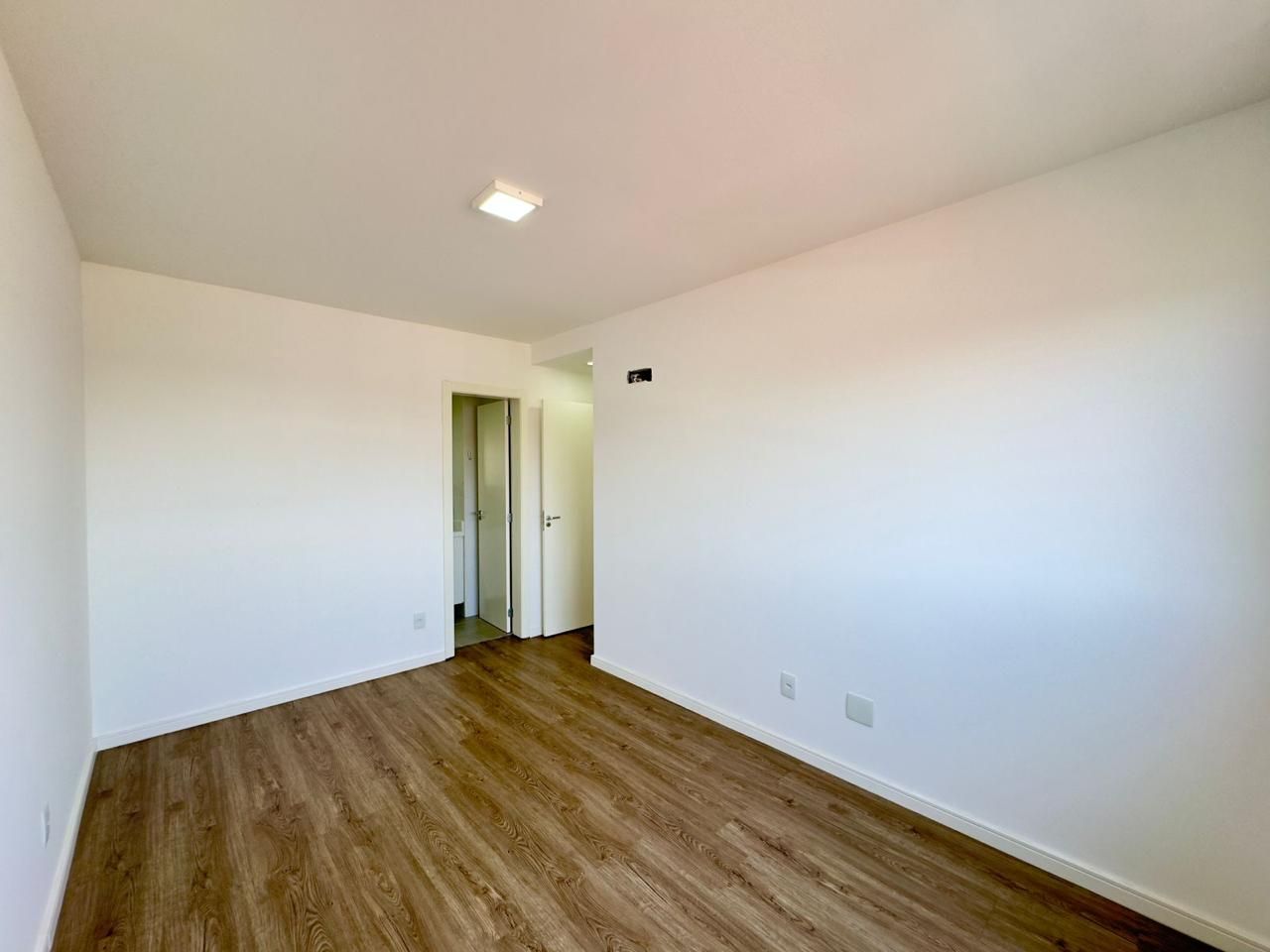 Apartamento 2 quartos sendo 1 suíte para venda no bairro Vila Ipiranga em Porto Alegre