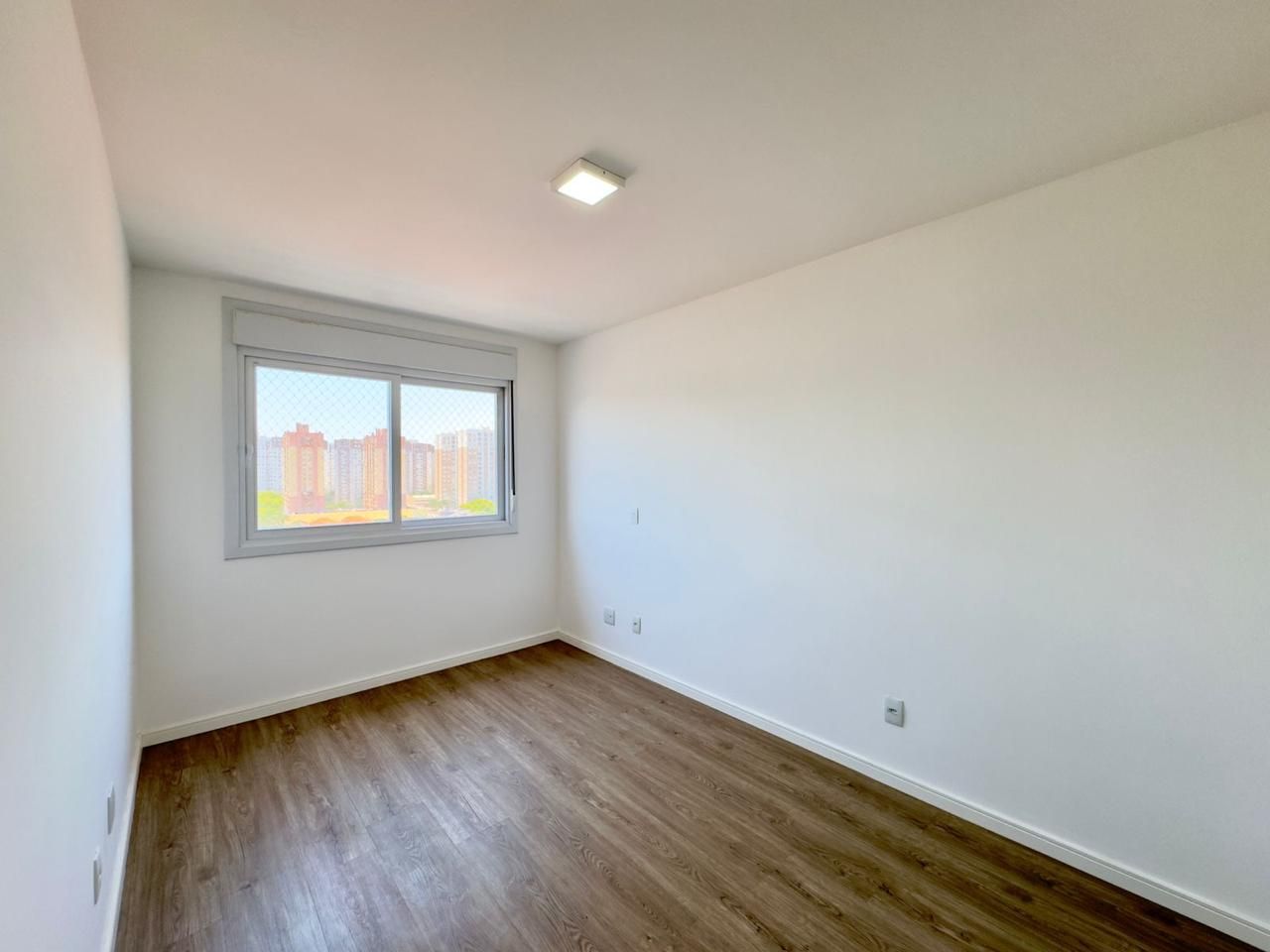 Apartamento 2 quartos sendo 1 suíte para venda no bairro Vila Ipiranga em Porto Alegre