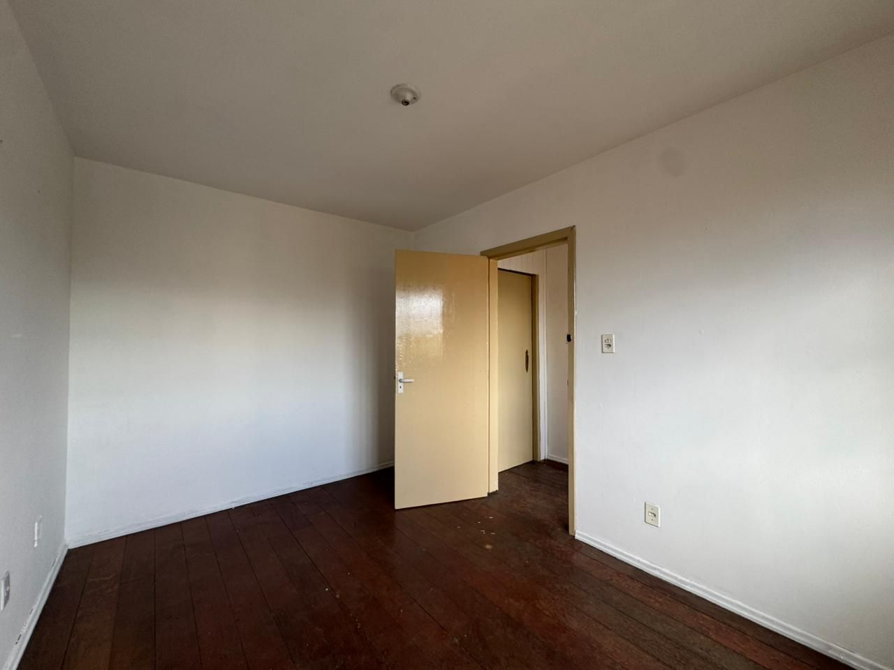 Casa 5 quartos sendo 1 suíte para venda no bairro Jardim São Pedro em Porto Alegre