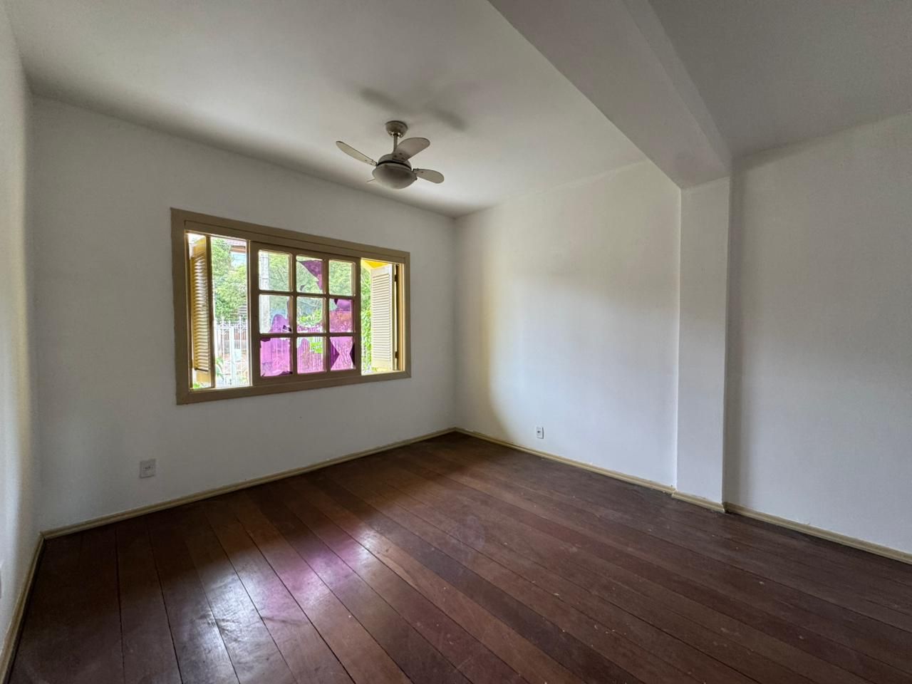 Casa 5 quartos sendo 1 suíte para venda no bairro Jardim São Pedro em Porto Alegre