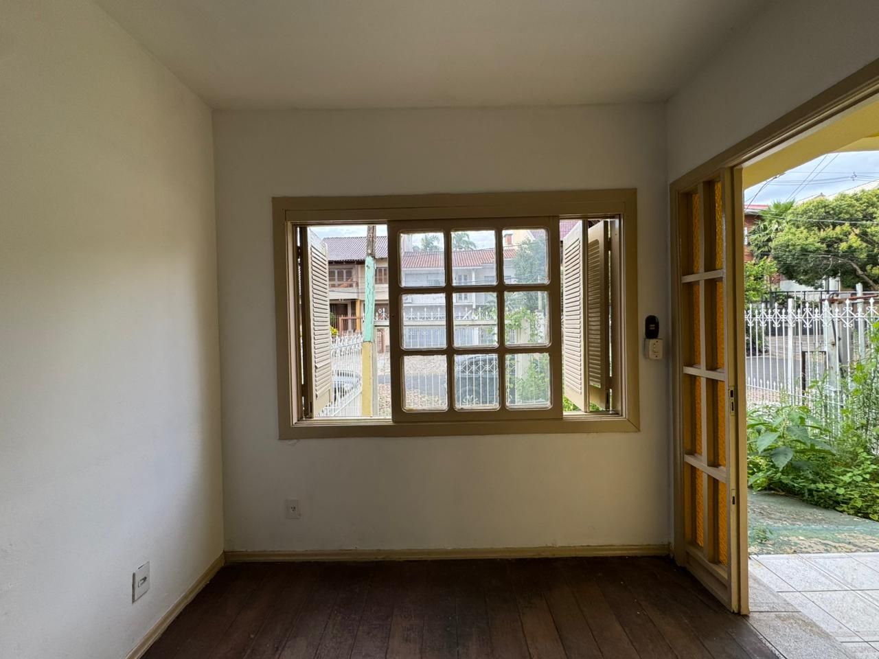 Casa 5 quartos sendo 1 suíte para venda no bairro Jardim São Pedro em Porto Alegre