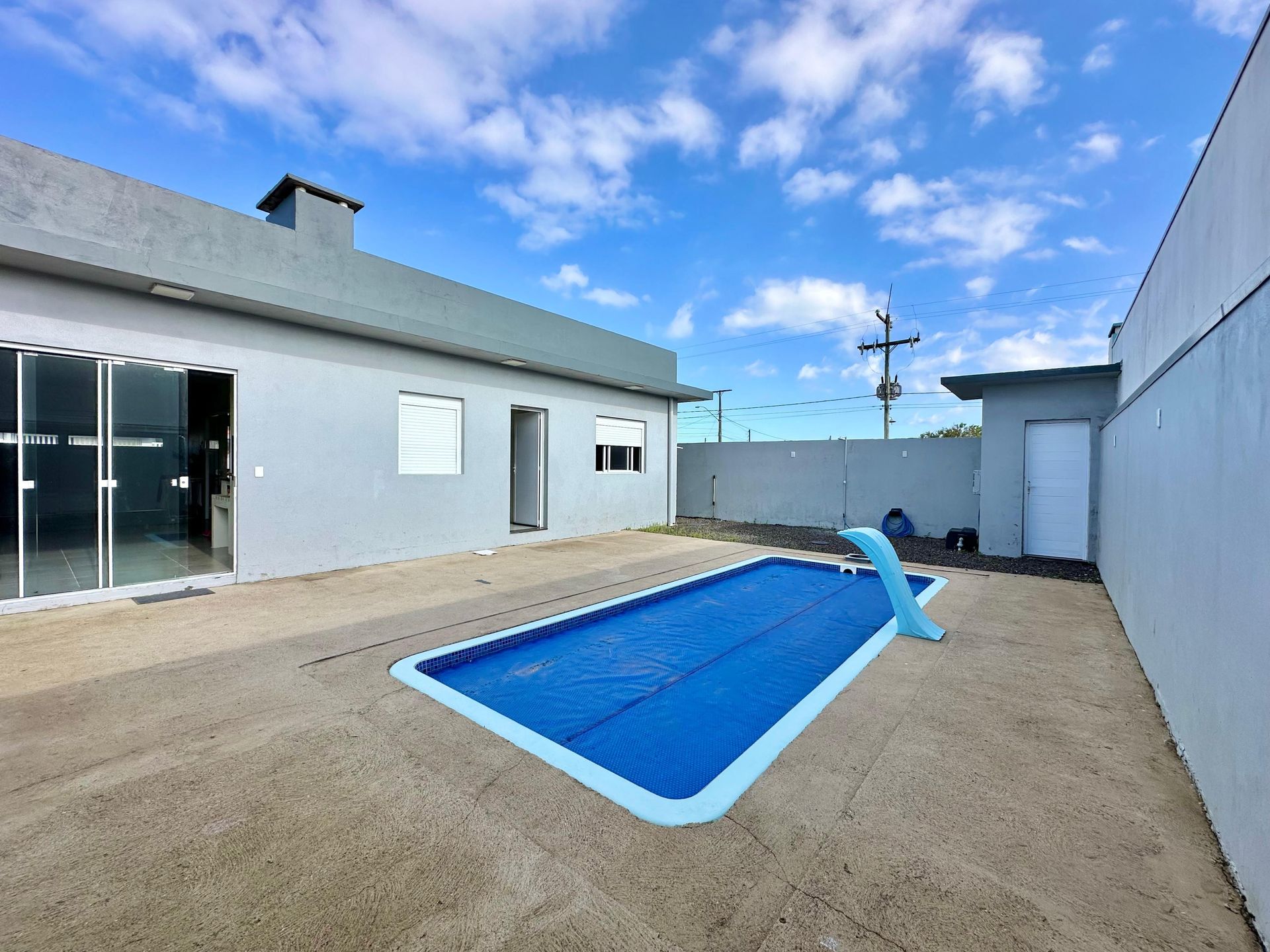 Casa 3 quartos sendo 1 suíte para venda no bairro Atlântida Sul em Osório
