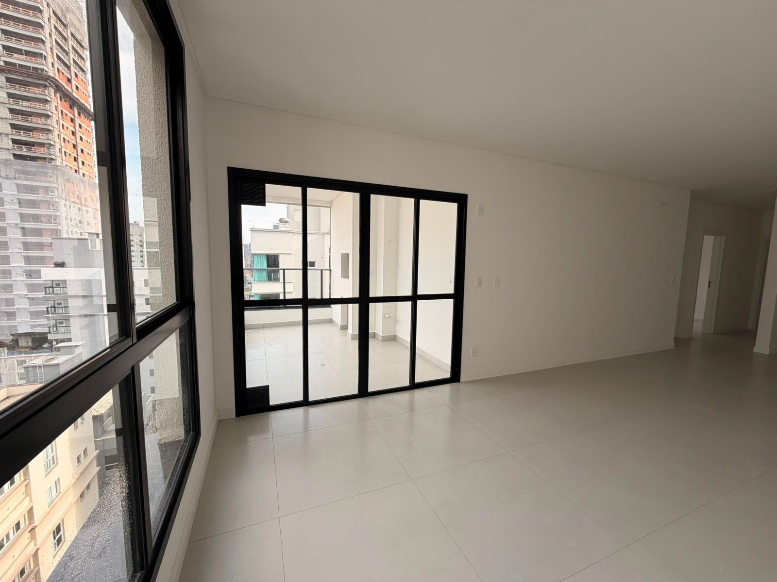 Apartamento para venda no bairro Meia Praia em Itapema