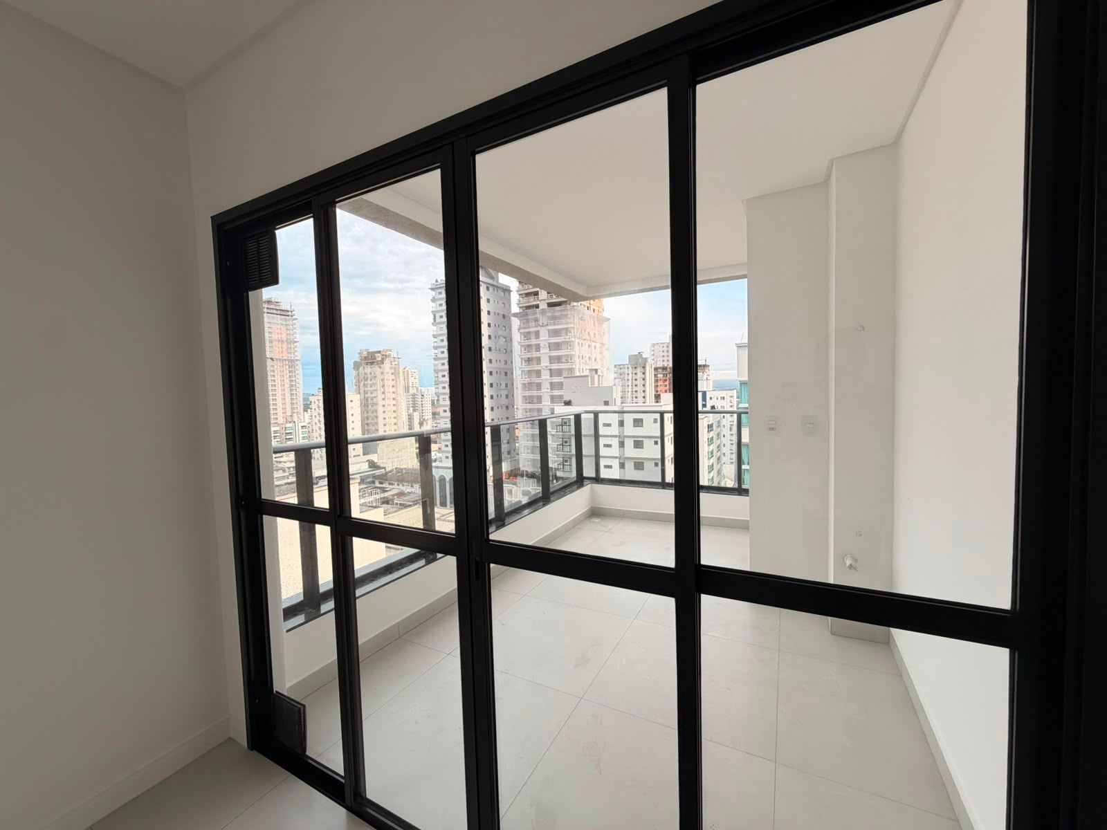 Apartamento para venda no bairro Meia Praia em Itapema
