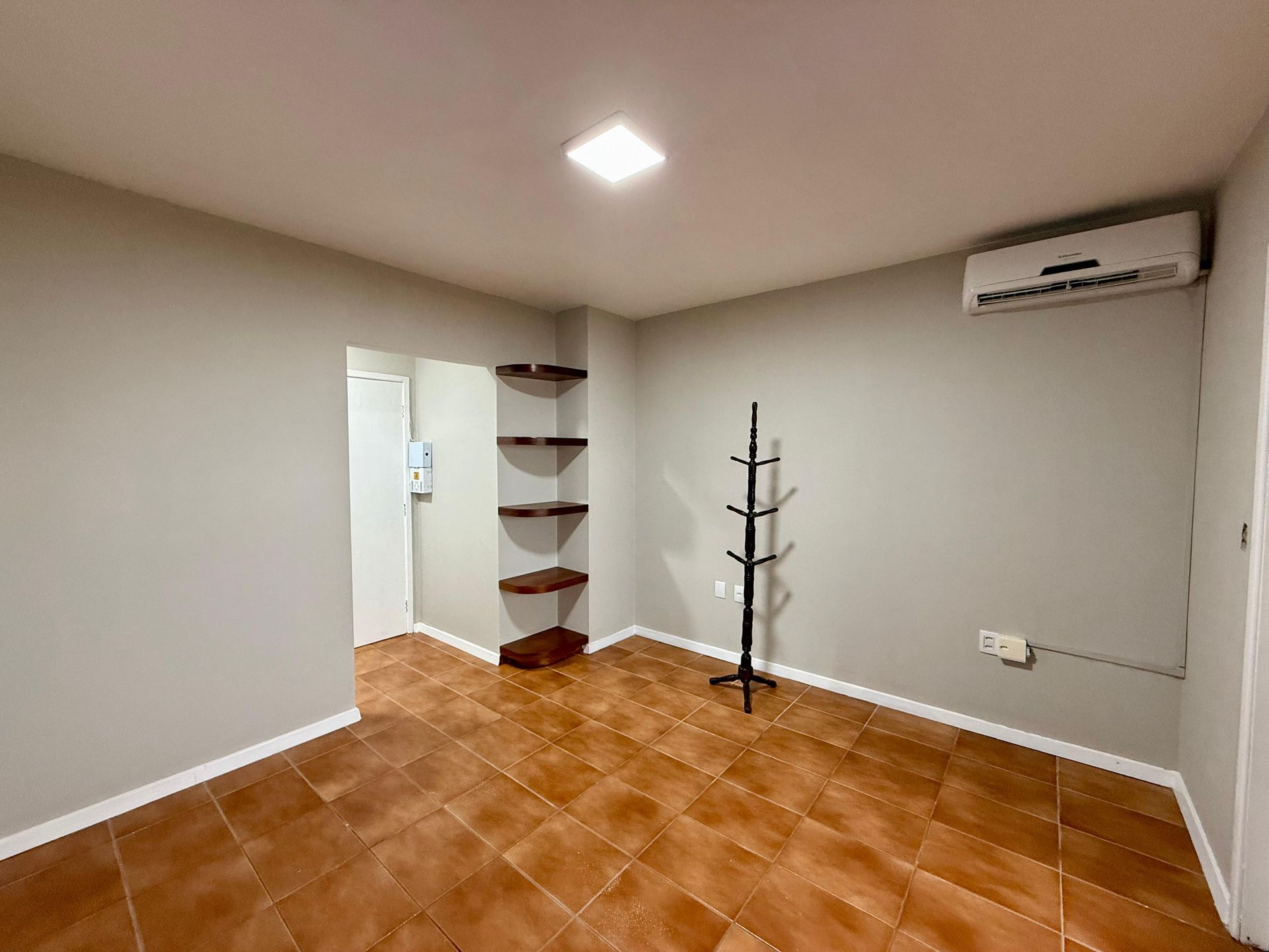 Sobrado Triplex para venda no bairro Centro em Xangri-lá