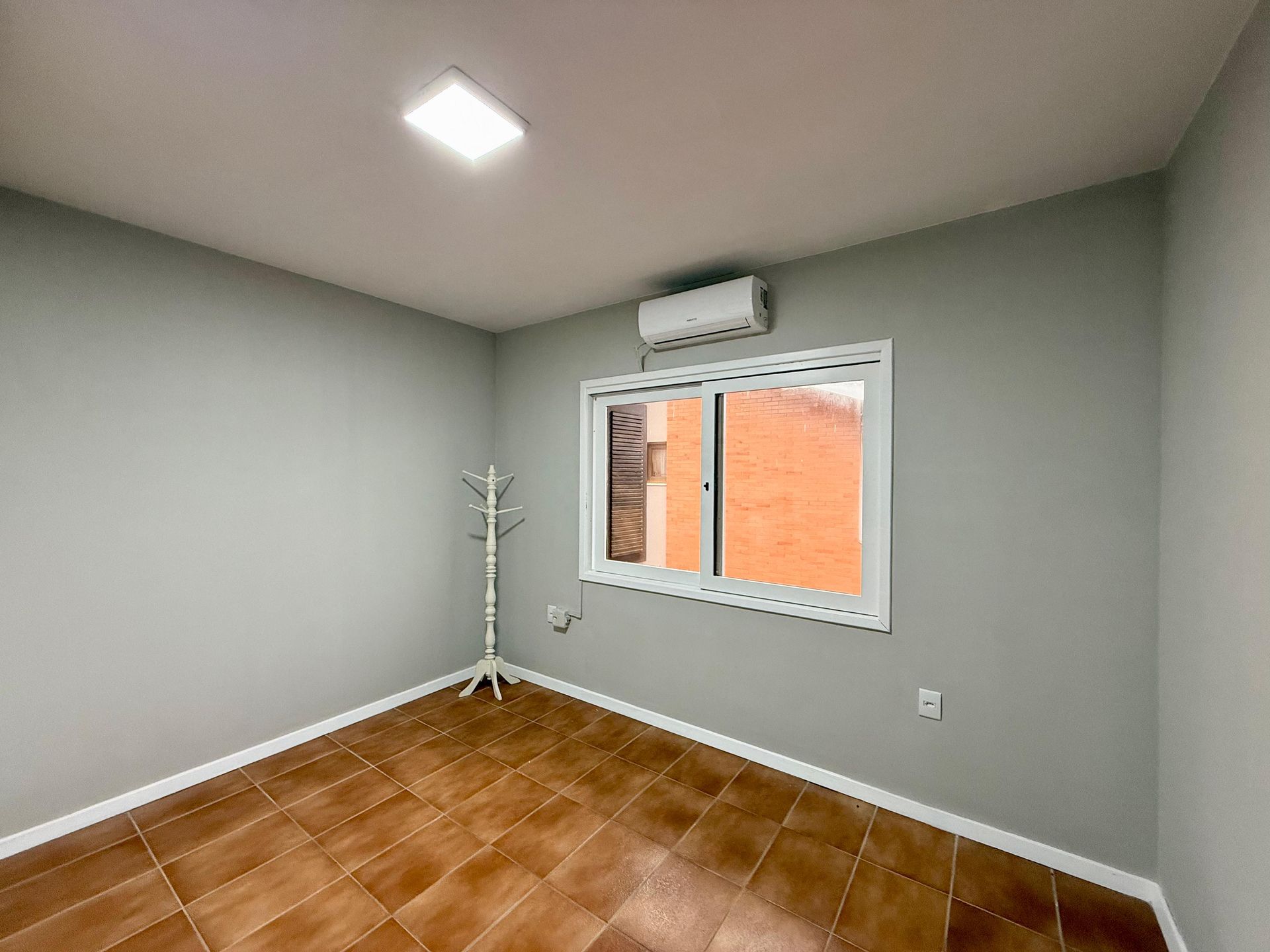 Sobrado Triplex para venda no bairro Centro em Xangri-lá