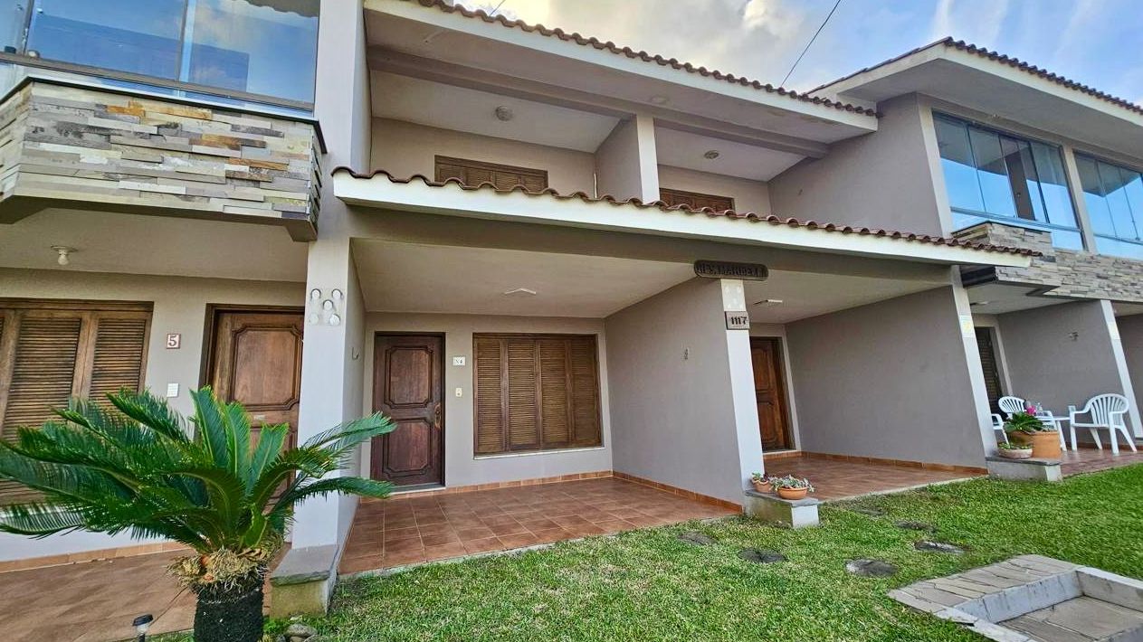 Sobrado Triplex para venda no bairro Centro em Xangri-lá