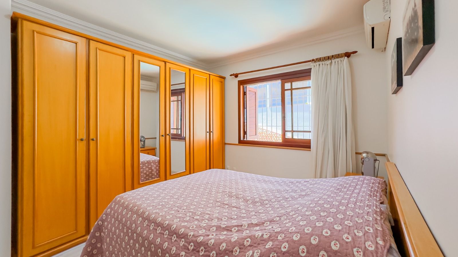 Casa para venda no bairro Chácara das Pedras em Porto Alegre
