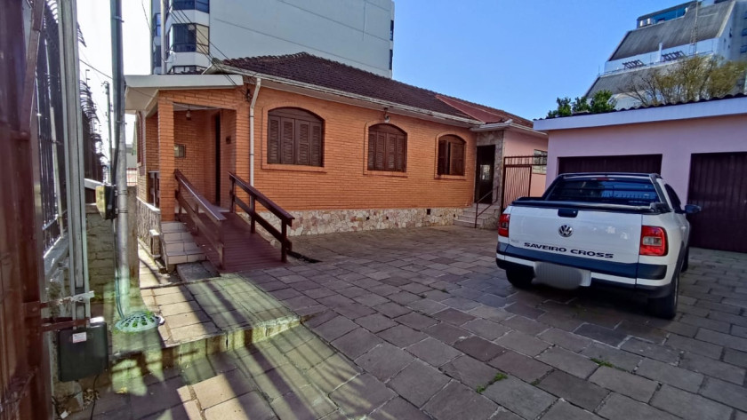 Triplex com 03 dormitórios para venda no Centro de Torres/RS
