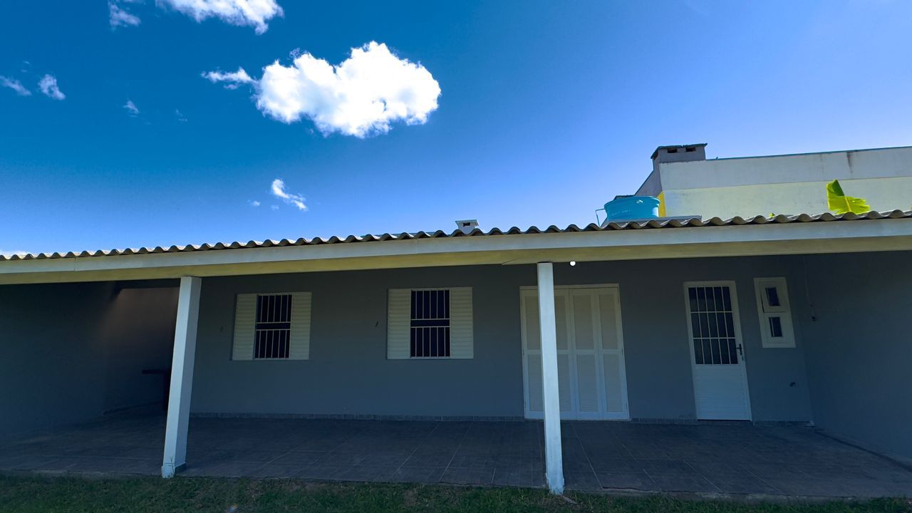 Casa à venda com 2 quartos, 100m² - Foto 1